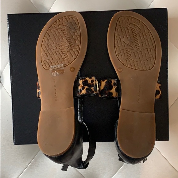 NWOT Gianni Bini T-Strap Cheetah Print Gold Bar Sa - Picture 8 of 8